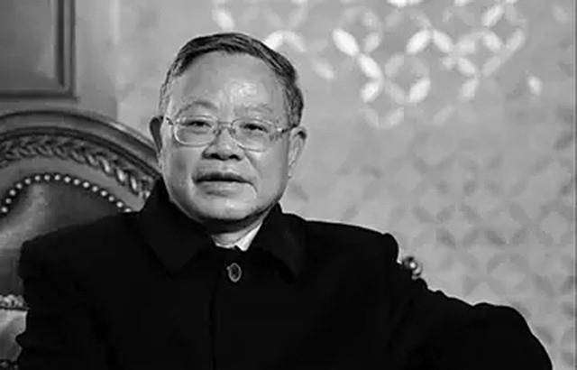 叶永烈书房墙壁,挂着一幅黑白少女照片,常被访客误认为是他女儿_惠芬_