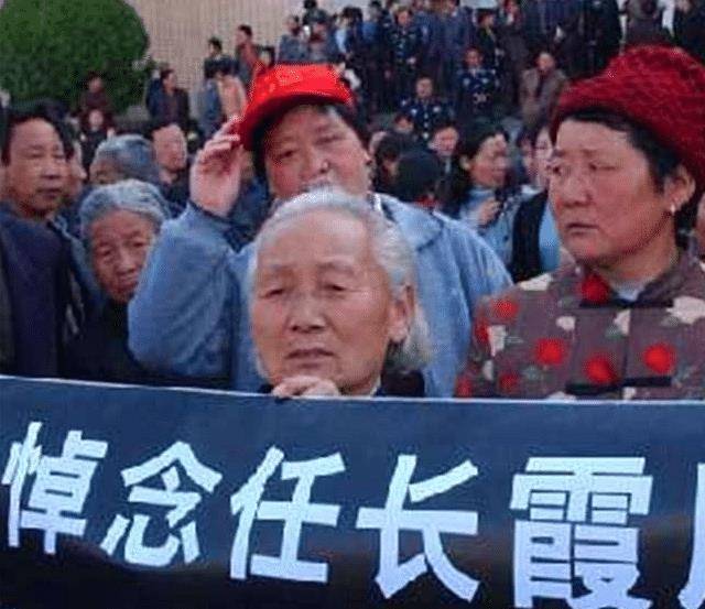 任长霞墓地,位于生前任职之地,牺牲16年祭拜者仍络绎不绝_人民_工作