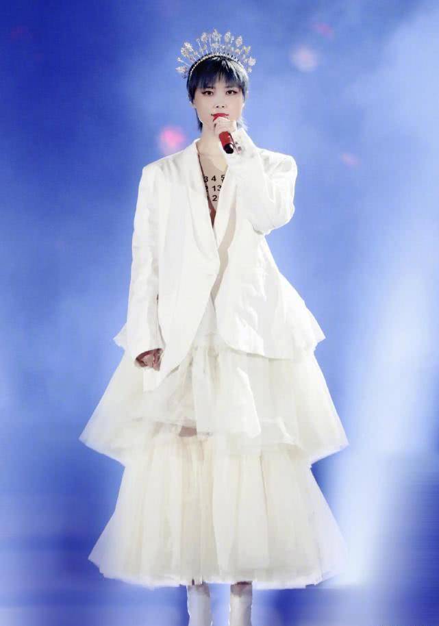 李宇春成为华晨宇帮唱嘉宾,中性风格做自己,引领时尚潮流_白色_气质