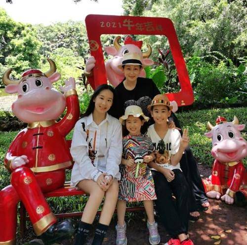 口出门游玩,不忘拍照秀幸福,全家像是开了长腿特效_张丹露_孩子_女儿