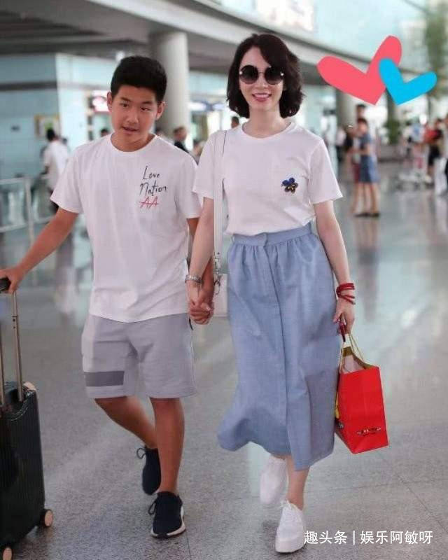 陈数送"钢琴"蛋糕为夫庆生,赵胤胤揽娇妻贴面合照,祝福太生疏_生日