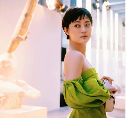 孙俪参加线下活动的照片被曝光,引发众多网友的讨论