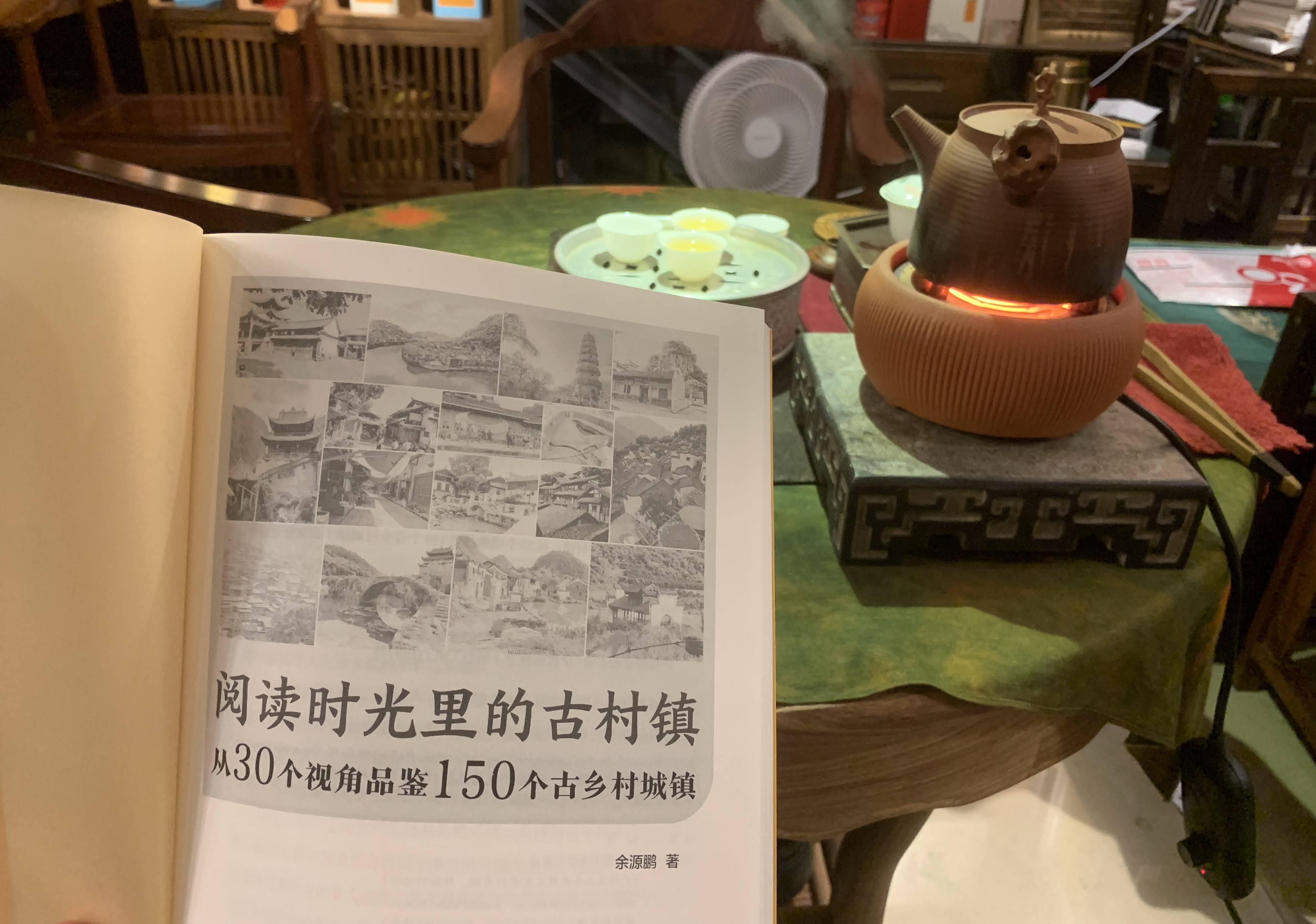 江西婺源的篁岭古村雕饰着砖,石,木雕刻,门罩砖雕和