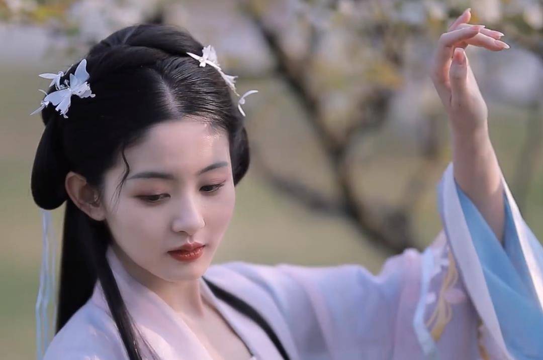 虽然不及刘亦菲饰演的"赵灵儿"和"小龙女"那般绝世美颜,但还是很不错
