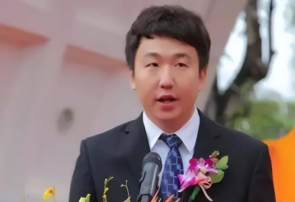 许家印与丁玉梅有两个儿子,大儿子许智健毕业于清华大学,曾任恒大地产