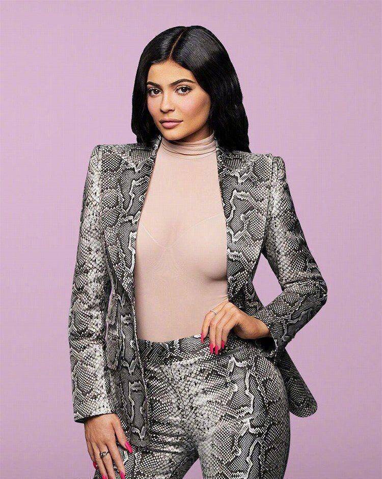 卡戴珊小妹凯莉詹娜,"蜂腰蜜桃臀"明显,新开发口罩颜值高_身材_紧身