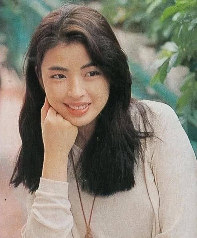 被罗美薇的时髦惊艳到了:款永不过时,妆发复古又摩登,真美!