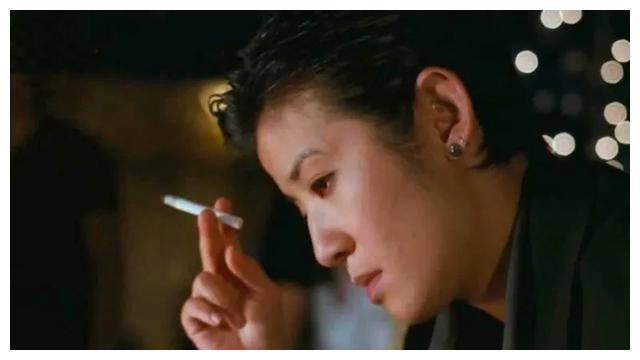 恬妞在《夺帅》中饰演黑帮大哥的发妻,展现了出色的演技和强大的气场.