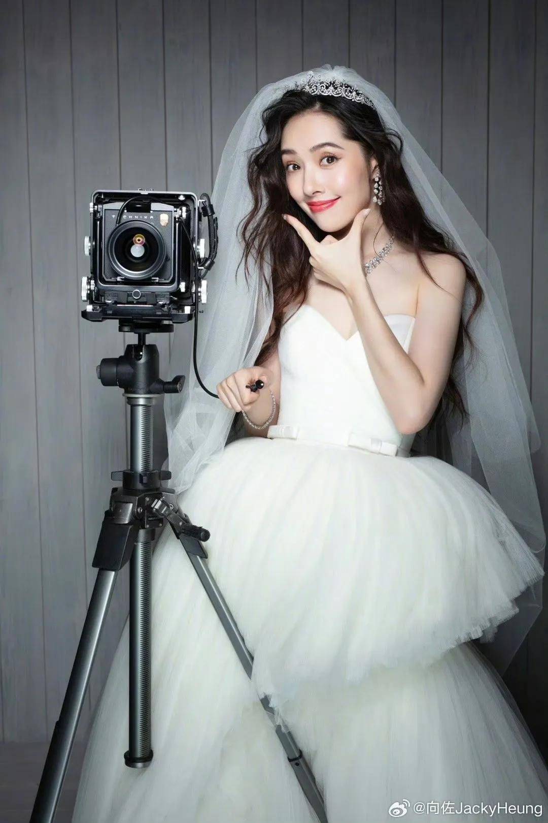 郭碧婷眼神无光,素颜变少妇,向佐带她狂热秀恩爱,网友:别装了_桌子