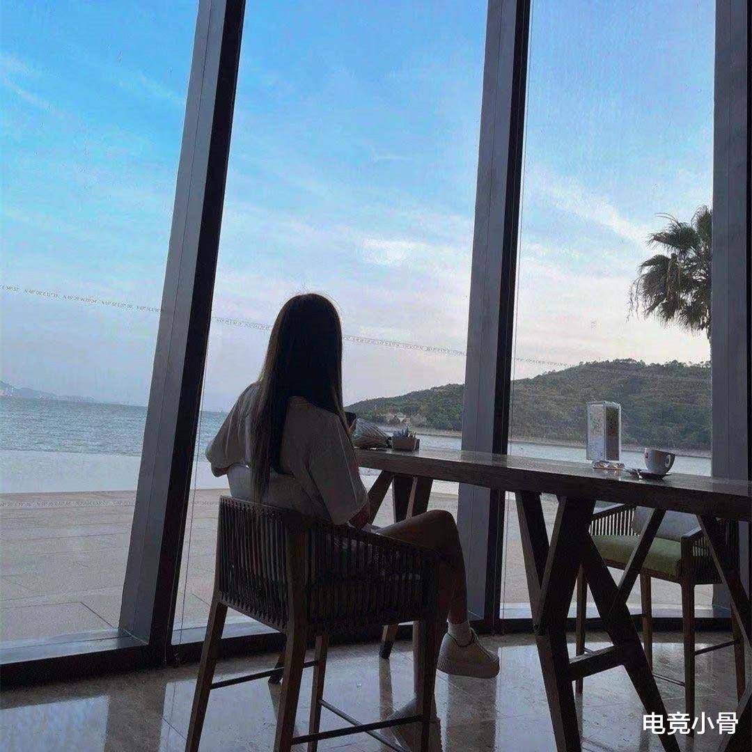 腐团儿新晒"出游照",仅1张背影照,网友感叹美不胜收!