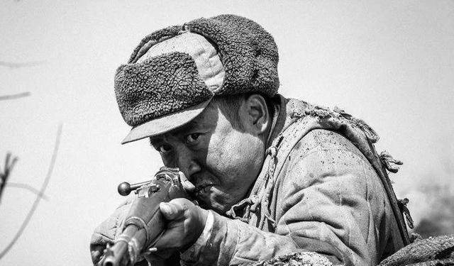 战至最后1人,子弹打光,他不仅没有牺牲,反而抓了32名俘虏_覃事龙_敌人