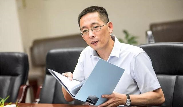 放弃美籍回国当清华校长,如今身家15亿,他说自己从不看重钱_施一公