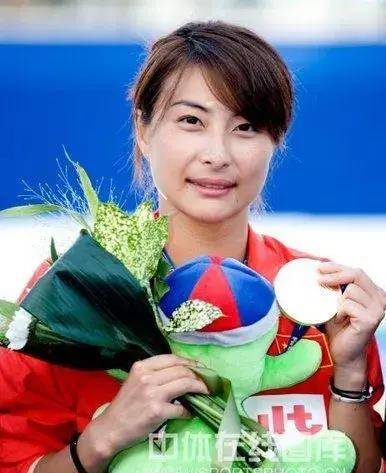 被郭晶晶惊艳到了,穿蓝色旗袍依偎在老公怀里,美得像是画中人_爱情