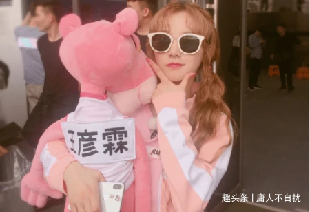 宋雨琦微博晒照,单身抱"王彦霖"贴到身材前,抱起的姿势引热议_节目