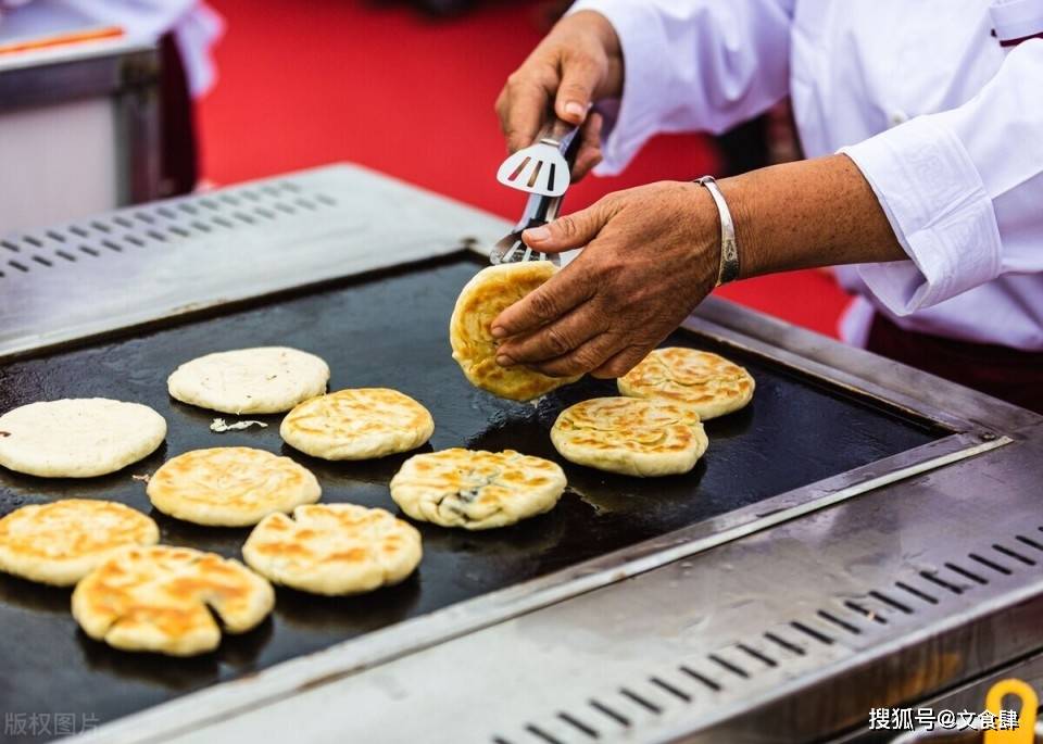 五,葱油饼葱油饼是北方的传统小吃,也是许多保定人的早餐之选.