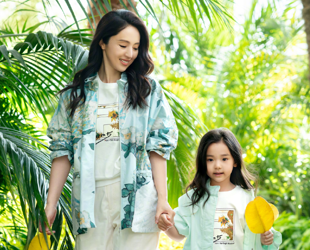 董璇晒母女照,6岁小酒窝越长越像高云翔_女孩_妈妈_脸蛋