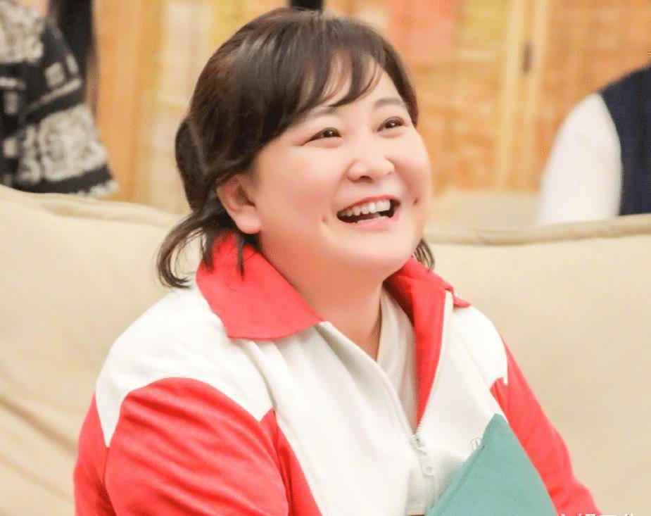 又一部电影定档春节,导演是喜剧演员贾玲,并搭档《王牌》成员_李焕英