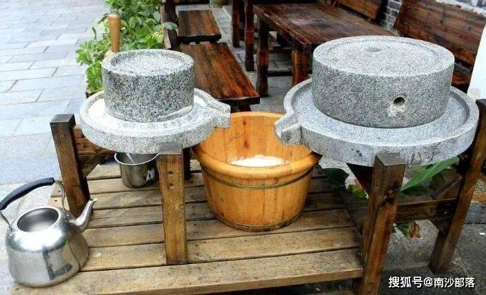 其中,石磨山景区还开设石磨体验区:转动石磨将粮食从颗粒研磨成粉浆