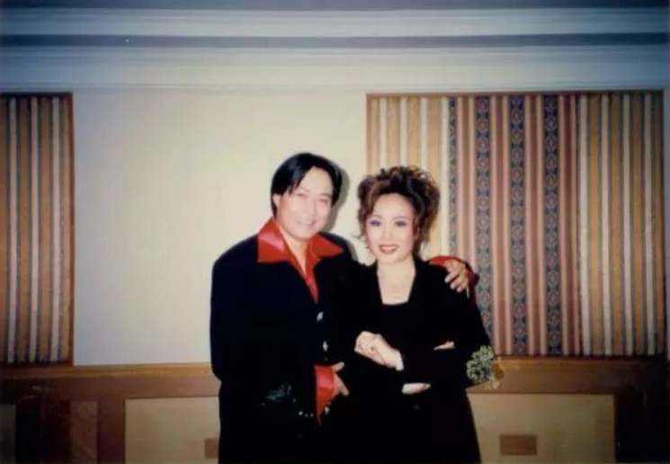 歌唱家王霞:泪忆天堂里的妈妈,女儿王澜霏也是明星_母亲_王信_长影