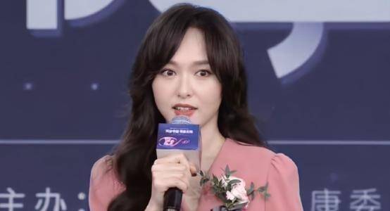 孙俪唐嫣参加培训班,网友拍下二人无滤镜同框照,孙俪肤色显暗沉_演艺