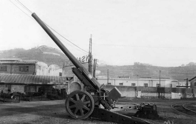 图为149/40式野战炮,重11.3吨,口径149毫米,射程23.7公里.