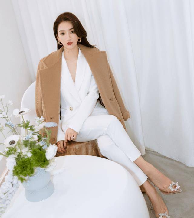 为郭富城三年生两胎,方媛休闲打扮难掩凹凸感,天王这次赚到了_身材