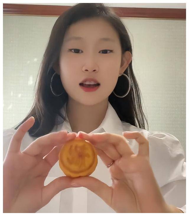 小沈阳女儿17岁晒近照,气质高级超爸爸 星相高贵