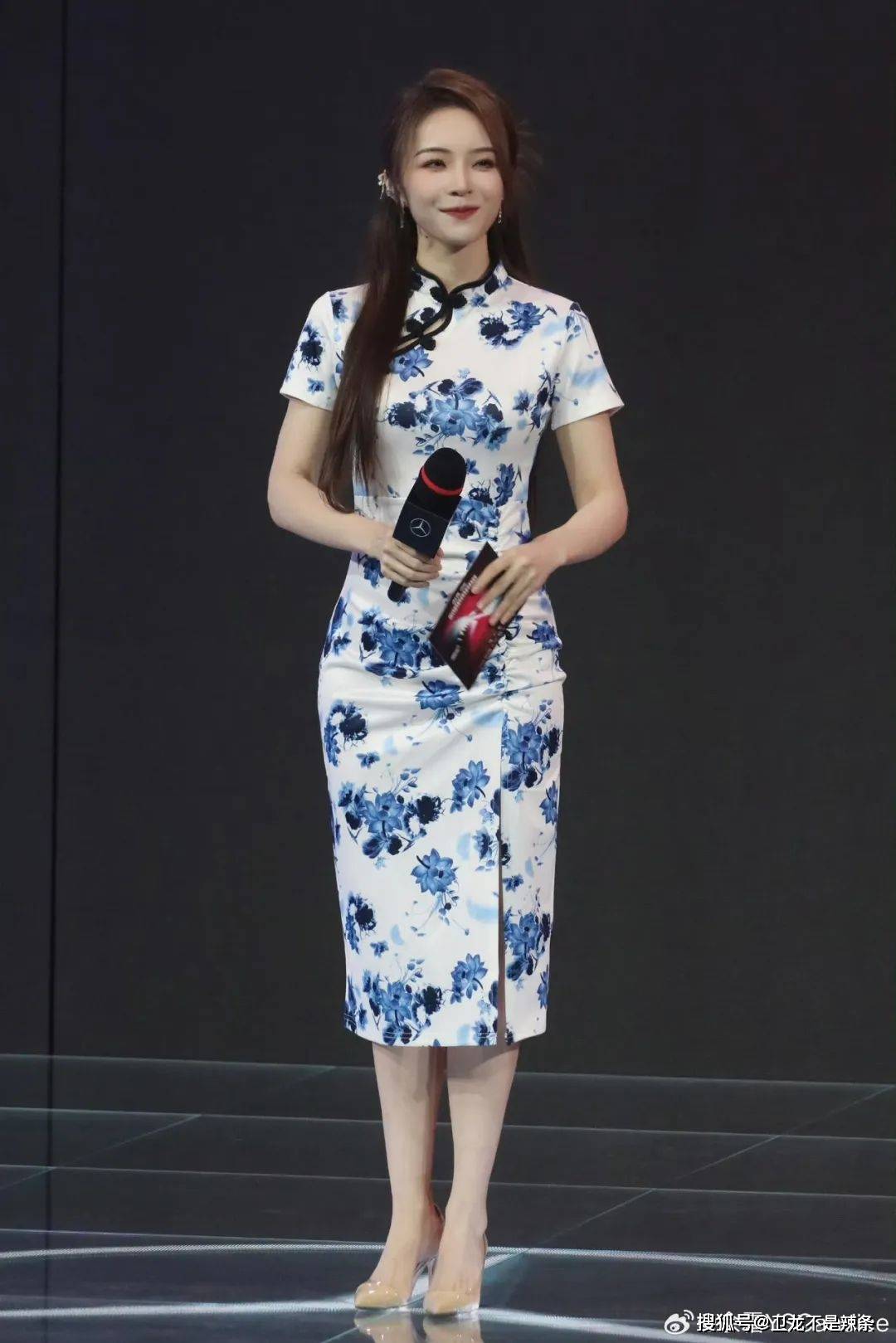 rita黑s穿搭曝光,网友狂赞高级感!解说颜值与实力兼备?