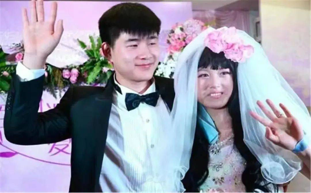 妻子去世后,丈夫在手机里充了1000元话费,将手机充满电埋进坟墓