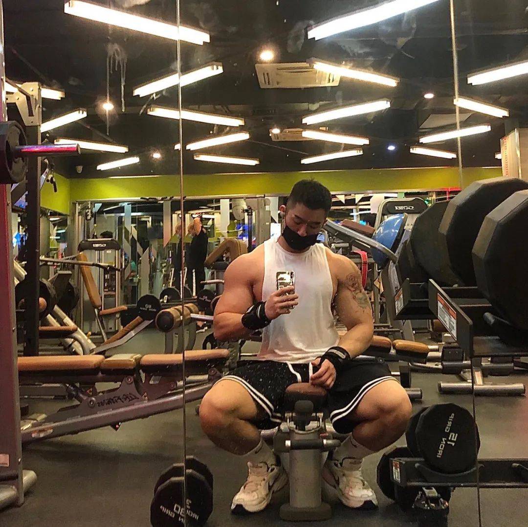 "小鲜肉颜值,真公狗腰大花臂,在上海健身界是什么水平_身材_流量_肌肉