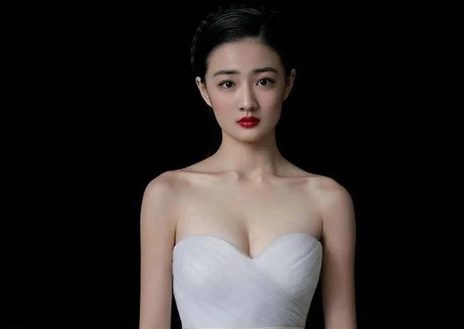徐璐穿低领纱裙拍大片,被指"像拍证件照",脸部表情成了槽点_露露_写真