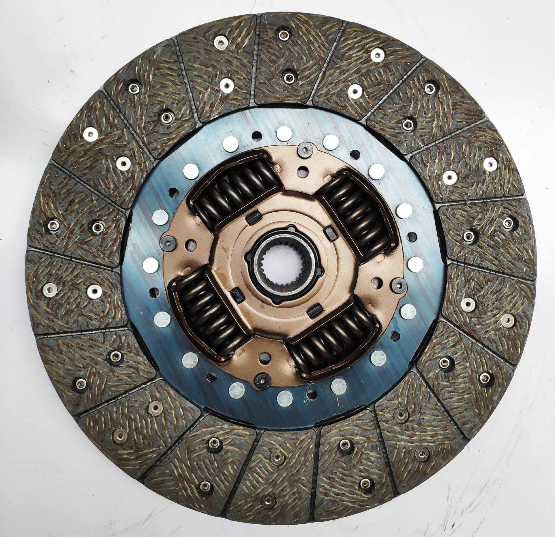 异响消失,那可能是离合器个别分离杠杆,变速器常啮齿轮或中间轴因弯曲