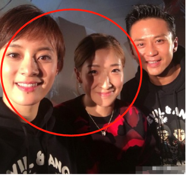 身材娇小脸比男方瘦一圈,一头黄羊毛卷抢镜_乒乓球_明星_运动