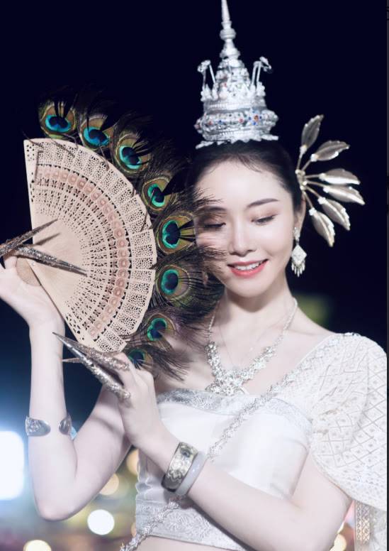 陈露晒旅行美照?与王萌大秀好身材,网友:脚被p到49码_照片_美颜_评论