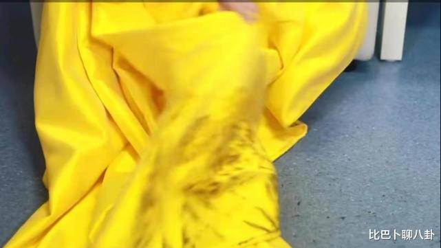 关晓彤穿高定走红毯,裙摆被弄脏后苦笑称:自己得赔钱了_礼服_裙子