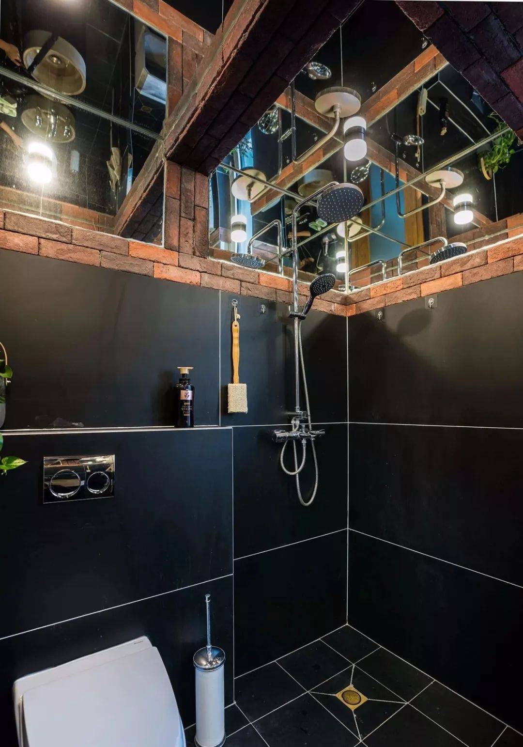 设计师在顶部吊顶处巧妙地采用了红砖墙与镜子相间的设计,这种独特的