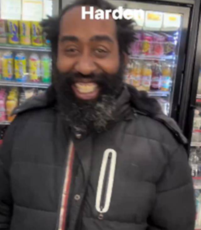 想让大伙儿都瞧瞧自己发现了谁时,他随即就hold不住哈哈大笑了起来