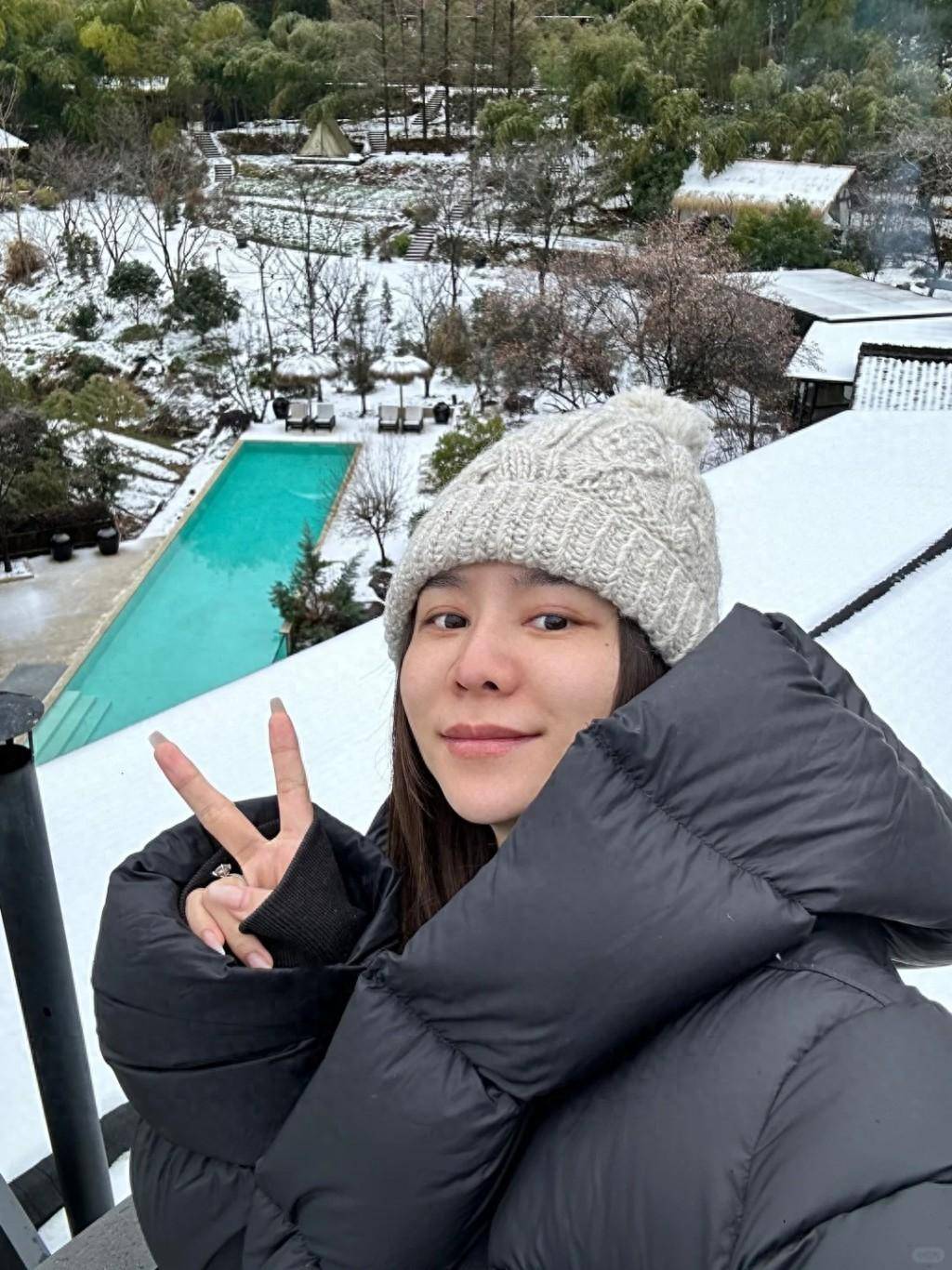 在张馨月发布的照片中,我们可以看到她与林峰以及他们的宝贝女儿一起