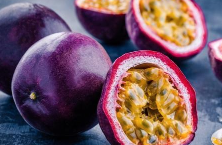 学会这样吃水果之王百香果,果皮不会在被扔掉,变废为宝!