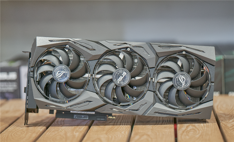 o8g显卡沿用自家同为rog strix系列的rtx2080ti的外观以及散热设计