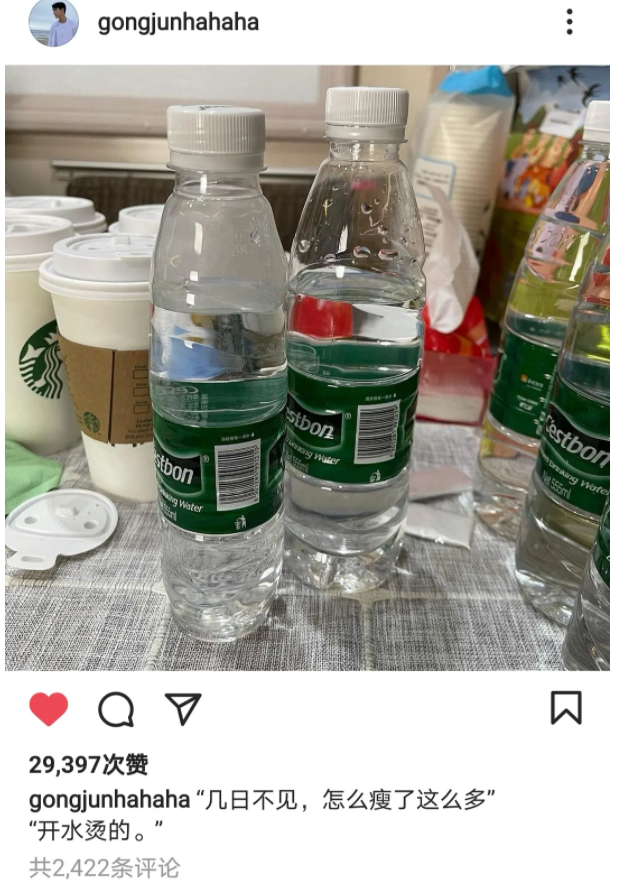 易烊千玺"亲哥哥"微博晒私人照爆火,1800男粉丝在线喊老公:男人演技