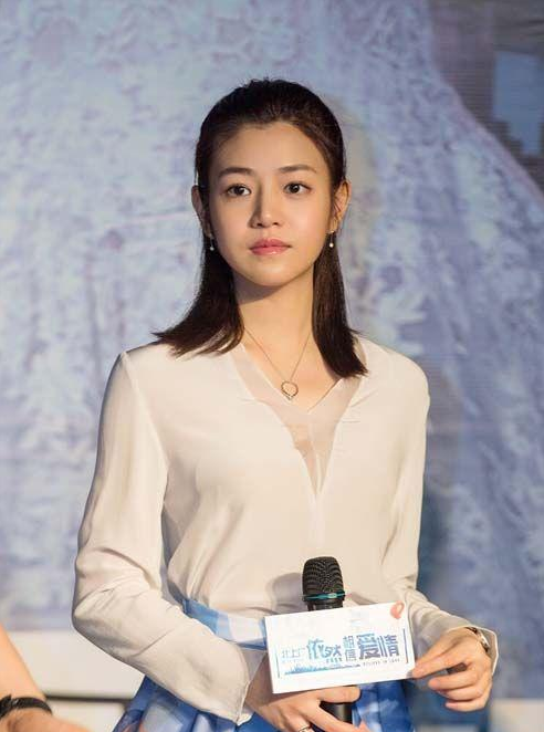 陈妍希晒剪刀手素颜照庆生,素颜皮肤无瑕疵,陈晓忙拍戏发文祝贺_祝福