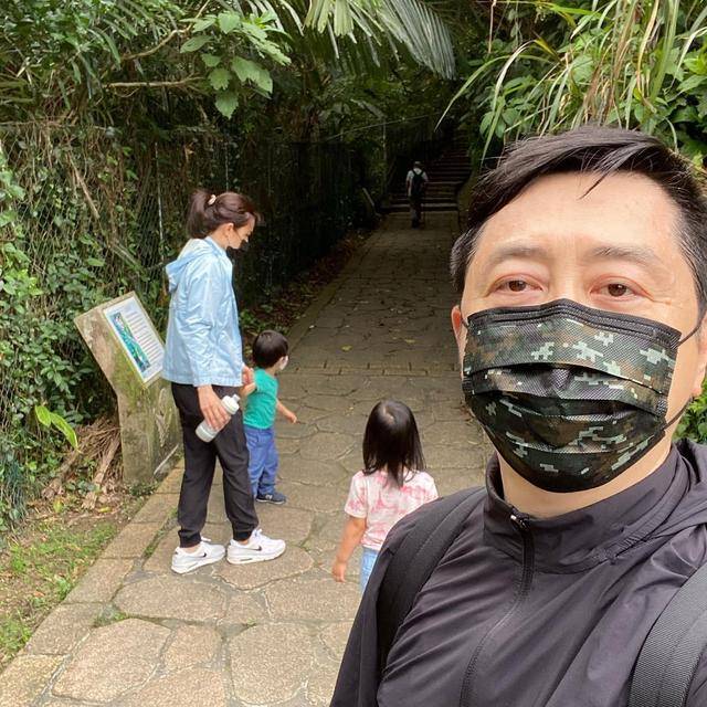 庾澄庆母亲90岁寿宴照曝光,婆媳罕见同框,张嘉欣美貌