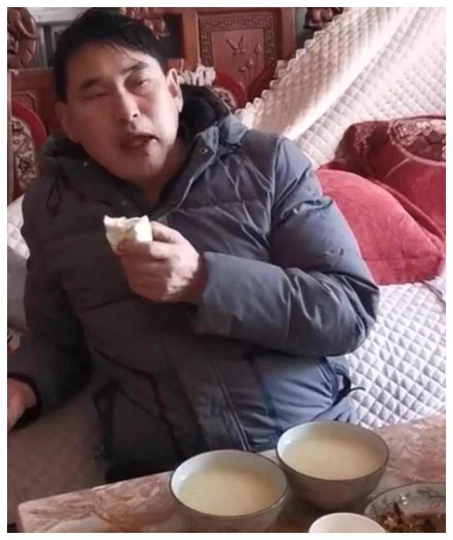 军大衣,骑着电动车的形象,给人一种质朴朴实的感觉