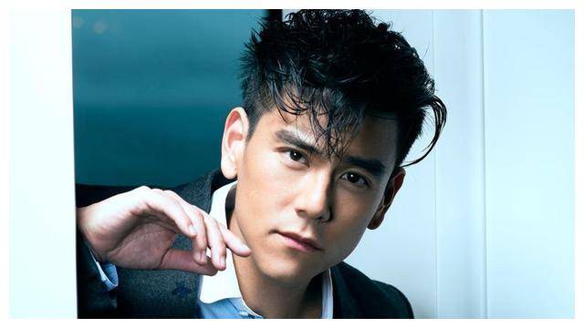 彭于晏42岁驾车出行,女乘客现身惊艳动人!_日本_女子_私生活