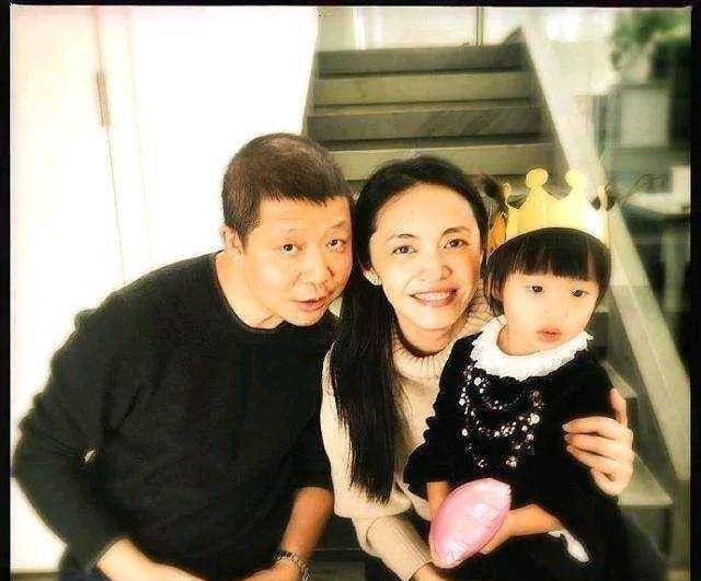 姚晨晒全家照片,42岁儿女双全,夫妻恩爱可以说是人生赢家!