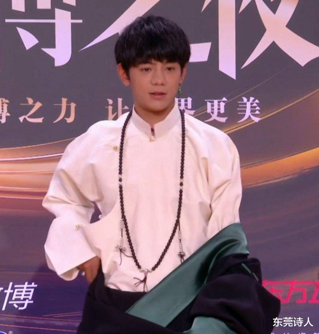 黄晓明夫妇坐实感情不和,丁真成顶流被众星抢着合影_明星_双方_黄子韬