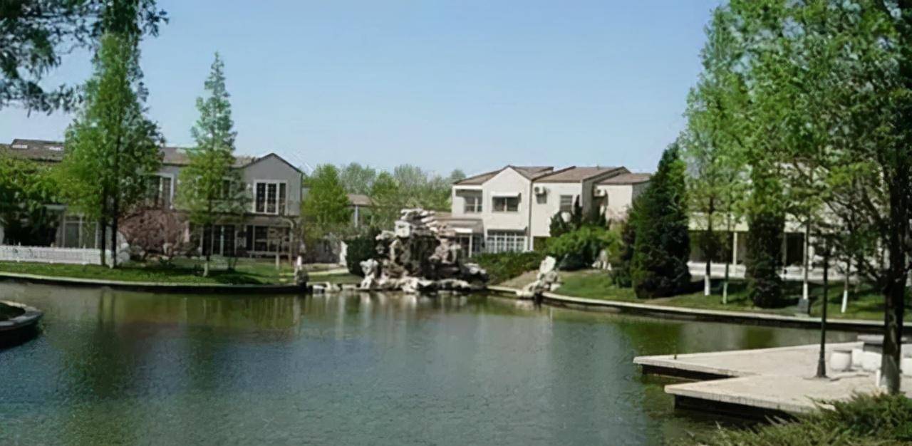 在1987年,他开始进军祖国大陆,与著名的地产大鳄保利集团合作,投资