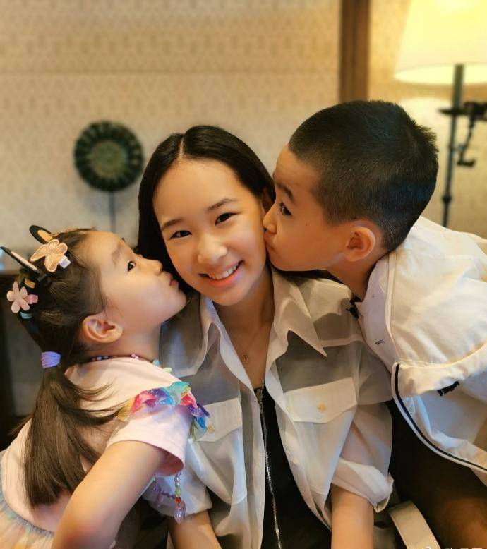 赵文卓为大女庆生,一家五口基因强大,硬汉也有柔情一面_女儿_玫瑰