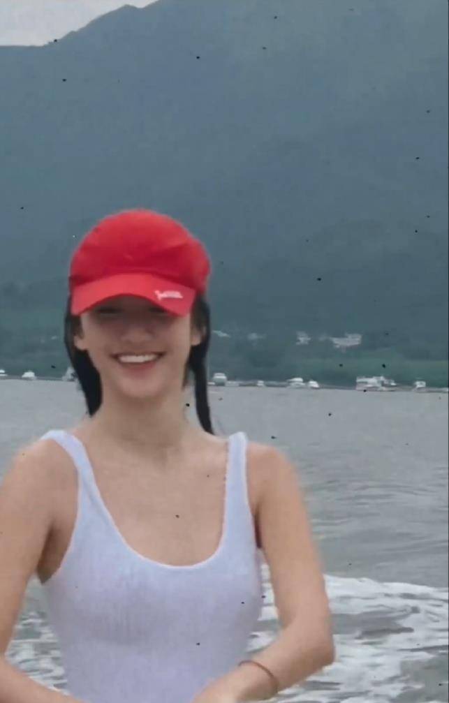 吴千语不受林峯张馨月生女儿影响,晒与异性友人海上冲浪,合体共庆双节